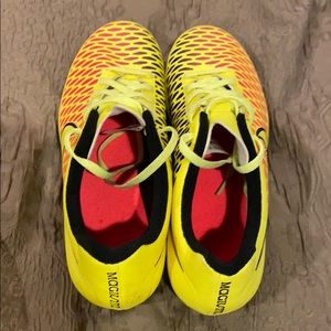 Men’s Nike Magista Soccer Cleats, Size 9.5